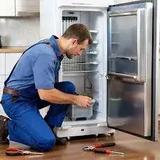Técnico consertando geladeira