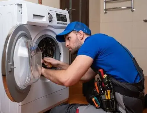 Técnico reparando lavadora frontal